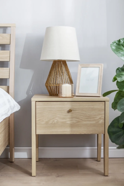 Stolik nocny COZY CZ-05 z szufladą – dąb olejowany Lenart w aranżacji sypialni – zdjęcie 3