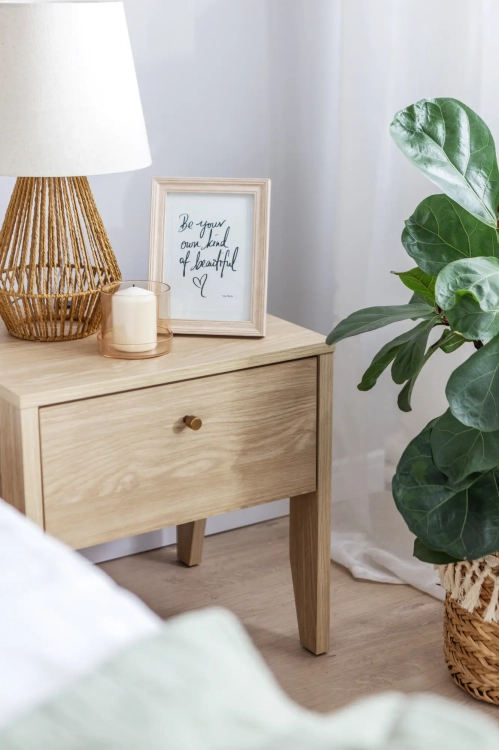 Stolik nocny COZY CZ-05 z szufladą – dąb olejowany Lenart w aranżacji sypialni – zdjęcie 4