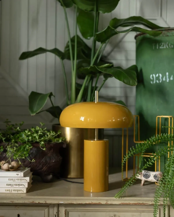 musztardowa-lampa-stolowa-alex-aranzacja-zielen.webp