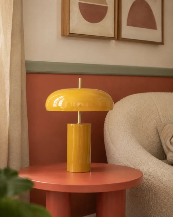 musztardowa-lampa-alex-koralowy-stolik.webp