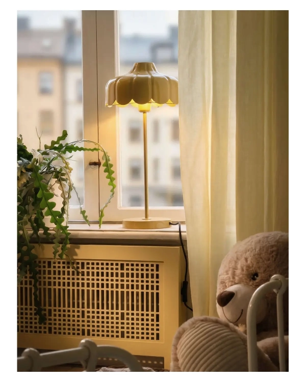 zolta-lampa-wells-pokoj-dziecka.webp