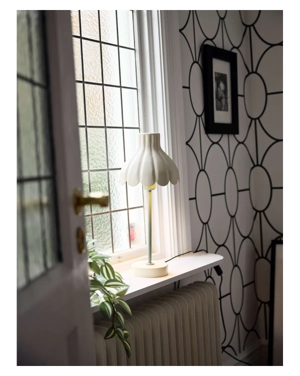 bezowa-lampa-stolowa-tulippa.webp