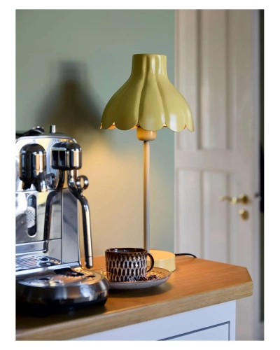 zolta-lampa-tulippa-aranzacja.webp
