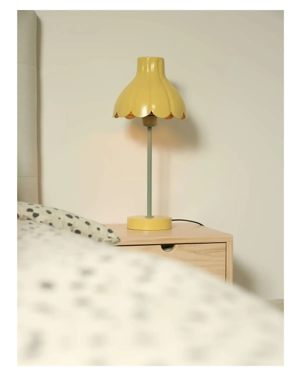zolta-lampa-tulippa-pokoj-dziecka.webp
