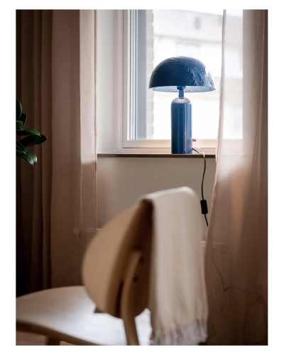 niebieska-lampa-carter-aranzacja.webp