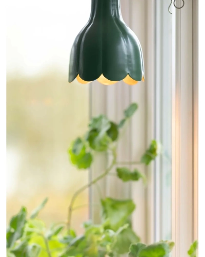 zielona-lampa-tulippa-w-kuchni.webp