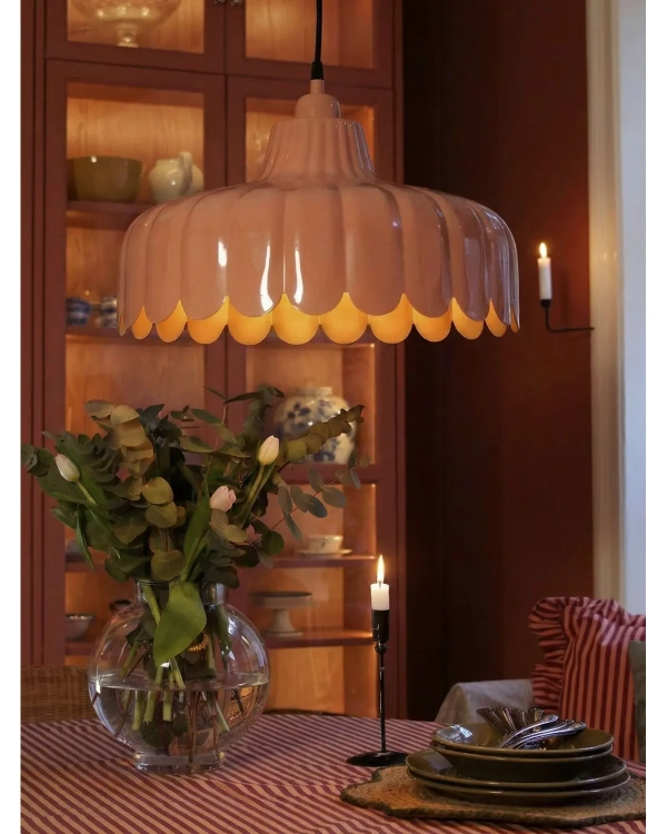 rozowa-lampa-wells-nad-stol.webp