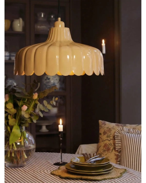 zolta-lampa-retro-nad-stol.webp