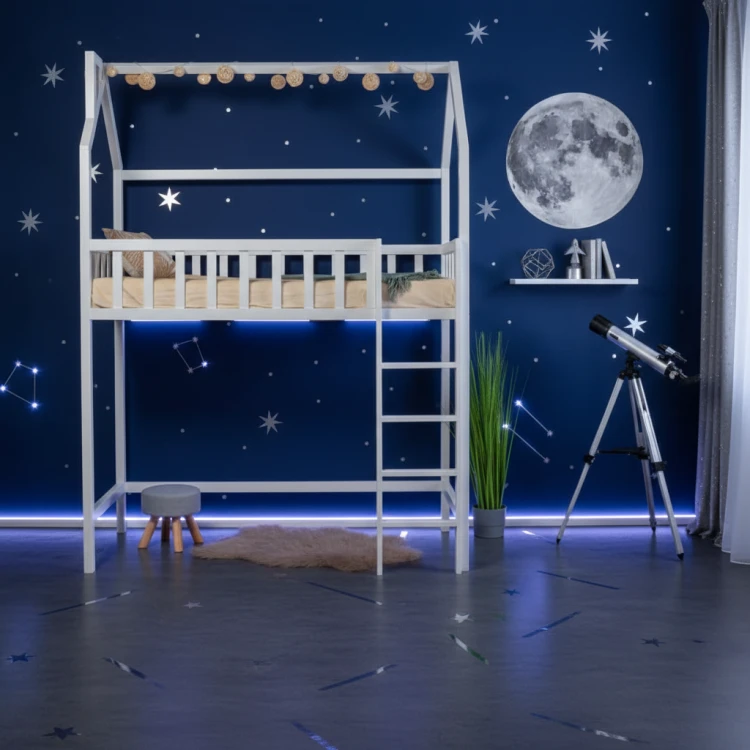 Drewniane łóżko na antresoli Moon w pokoju dziecka