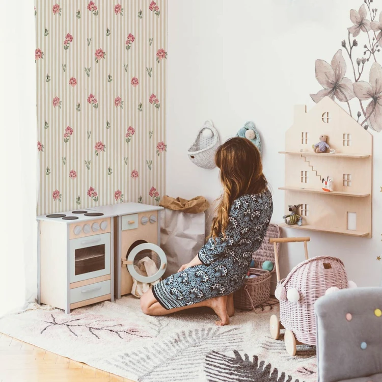Tapeta Dekornik Pink Roses on Stripes – różowe róże na beżowych paskach