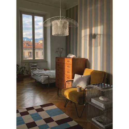 Pokój z tapetą Dekornik Stripes Classic Vintage Blue i fotelem przy oknie