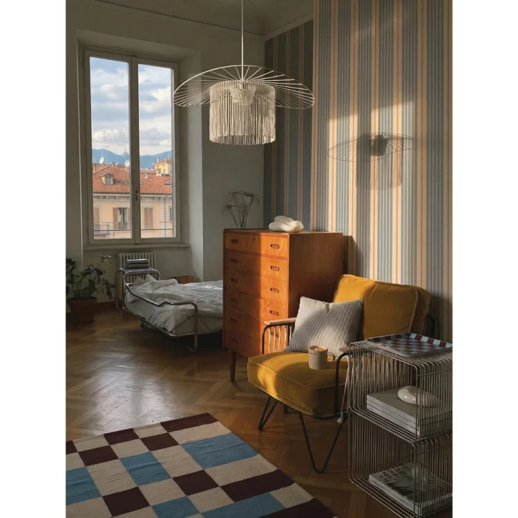 Pokój z tapetą Dekornik Stripes Classic Vintage Blue i fotelem przy oknie
