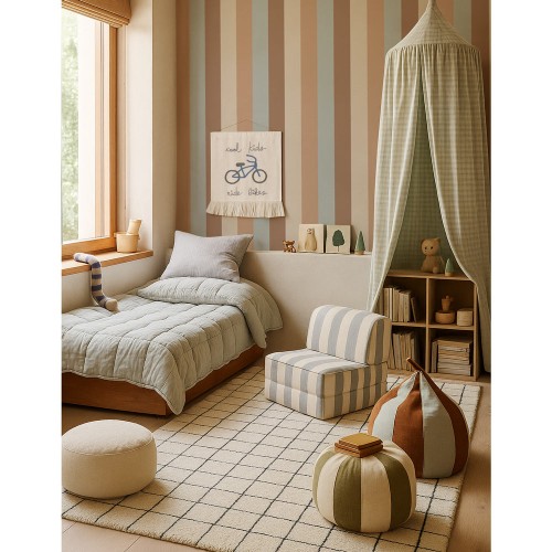 Jasne wnętrze z tapetą Dekornik Stripes Four Natural w naturalnych kolorach