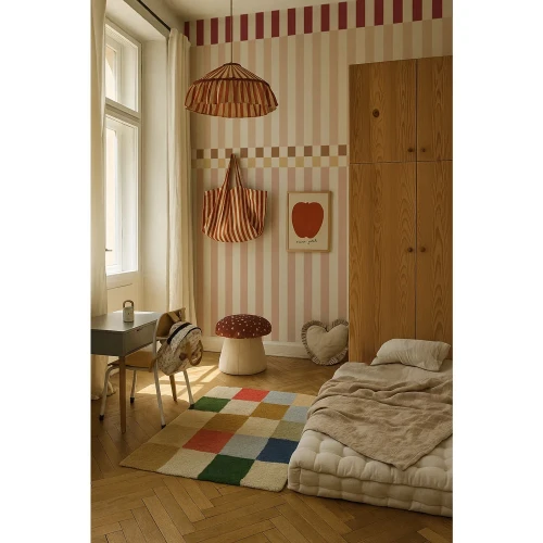 Pokój z tapetą Dekornik Stripes Happy Cherry Pink – aranżacja w ciepłych kolorach
