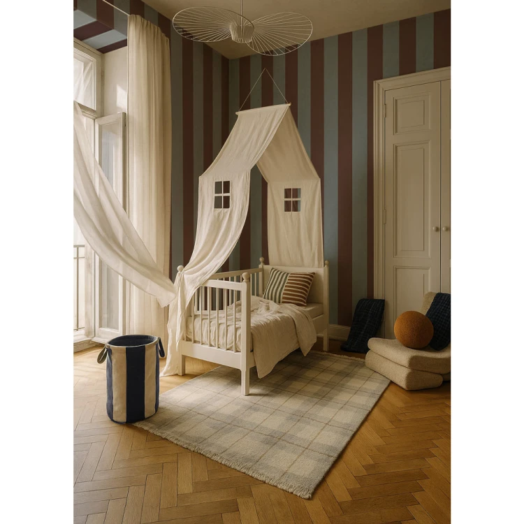 Wnętrze z jasnym fotelem i tapetą Dekornik Classy Brown and Misty Blue