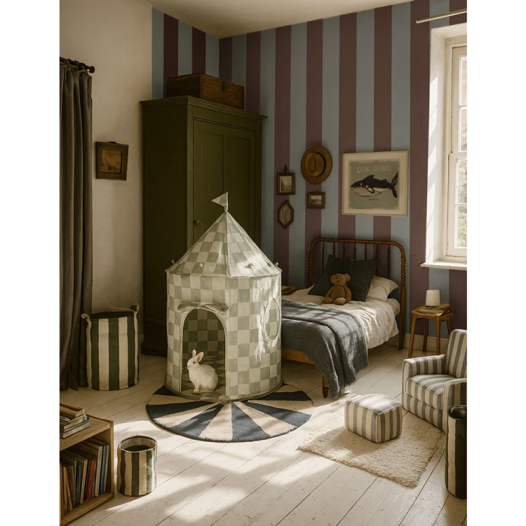 Kolejne ujęcie pokoju z fotelem i tapetą Dekornik Classy Brown and Misty Blue