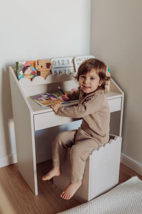 BookNook_latte_biurko_z_krzeselkiem_04.webp