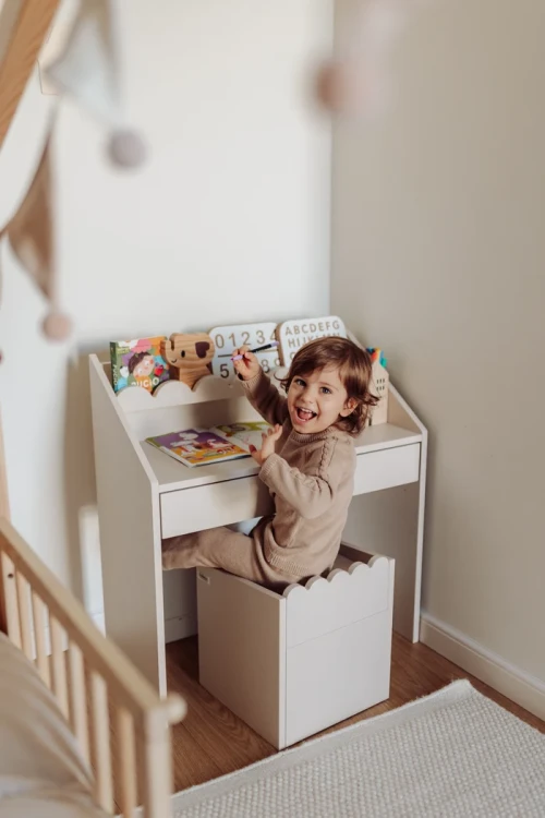 BookNook_latte_biurko_z_krzeselkiem_02.webp