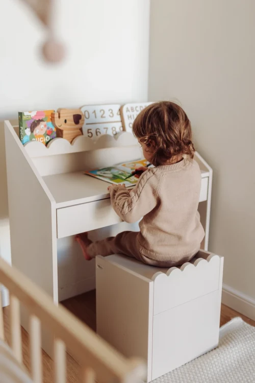 BookNook_latte_biurko_z_krzeselkiem_07.webp