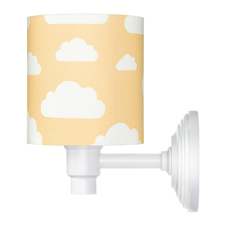 Kinkiet musztardowy w chmurki Mustard Clouds – urocza lampka nocna ścienna dla chłopca i dziewczynki, idealna do pokoju dziecięcego, przedszkola, żłobka, wykonana z bawełny i drewna bukowego.