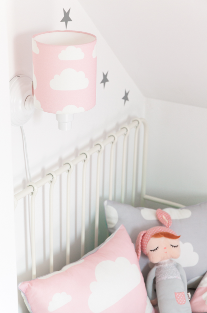 Kinkiet różowy w chmurki Pink Clouds – urocza lampka nocna ścienna dla dziewczynki, idealna do pokoju dziecięcego, przedszkola, żłobka. Wykonana z bawełny i drewna bukowego.