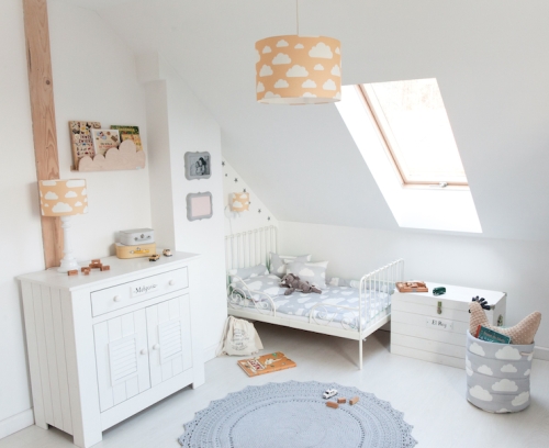 Kinkiet musztardowy w chmurki Mustard Clouds – urocza lampka nocna ścienna dla chłopca i dziewczynki, idealna do pokoju dziecięcego, przedszkola, żłobka, wykonana z bawełny i drewna bukowego.