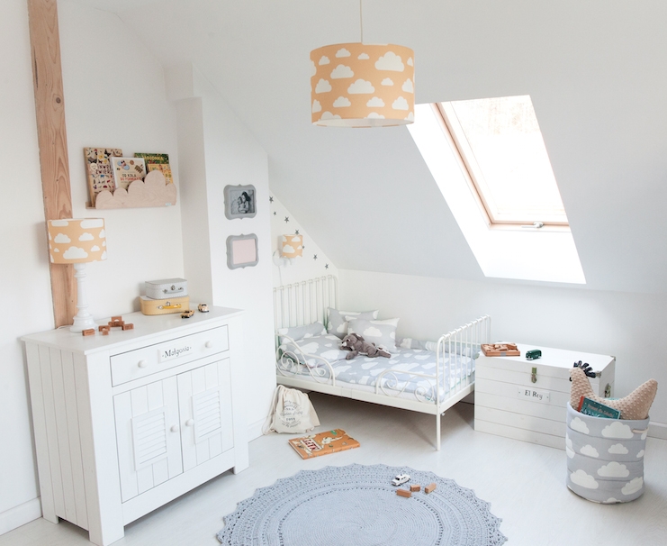 Kinkiet musztardowy w chmurki Mustard Clouds – urocza lampka nocna ścienna dla chłopca i dziewczynki, idealna do pokoju dziecięcego, przedszkola, żłobka, wykonana z bawełny i drewna bukowego.