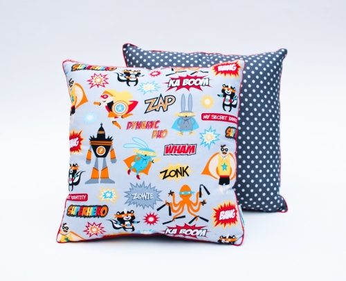 Poduszka dekoracyjna dwustronna 40x40 cm z motywem superbohaterów – 100% bawełna, miękka i lekka, idealna do pokoju dziecka