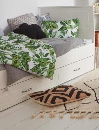 Białe łóżko 90x200 cm Melody z frezowanymi detalami, opcjonalnymi szufladami i klasycznym designem – idealne do pokoju dziecka i nastolatki.