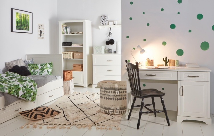 Białe biurko Melody z frezowanymi frontami, 2 szufladami i pojemną szafką – elegancki mebel do pokoju dziewczynki lub nastolatki.