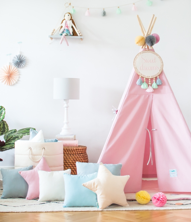szara lampa na stolik