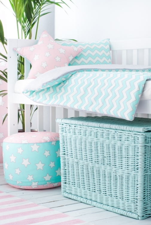 Kocyk ocieplany Chevron Mint, Puf Pink & Mint stars, Poduszka Pink Stars, Kufer wiklinowy z wiekiem