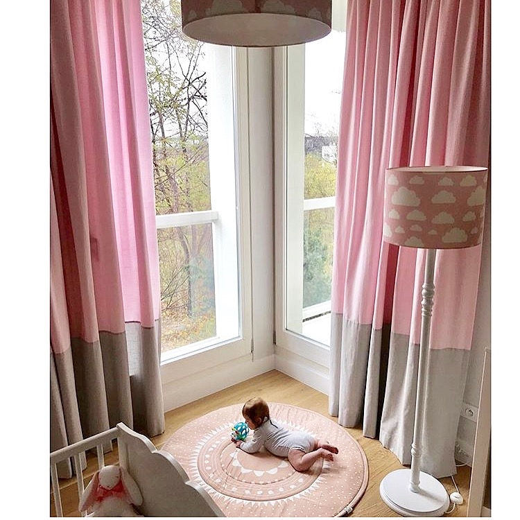 Lampa podłogowa Pink Clouds różowa w chmurki - dekoracyjne oświetlenie do pokoju dziewczynki.