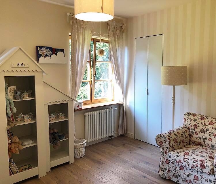 lampa stojąca dziecięca beżowa, beżowa lampa w groszki do pokoju dziecka, lampa do salonu retro beżowa, drewniana lampa z abażurem w kropki, lampa dekoracyjna dla dziewczynki lub chłopca
