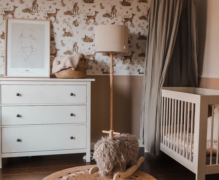 Lampa podłogowa Velvet Cream – elegancka drewniana lampa z kremowym aksamitnym abażurem. Idealna do każdego wnętrza w stylu glamour, retro, boho lub hampton.