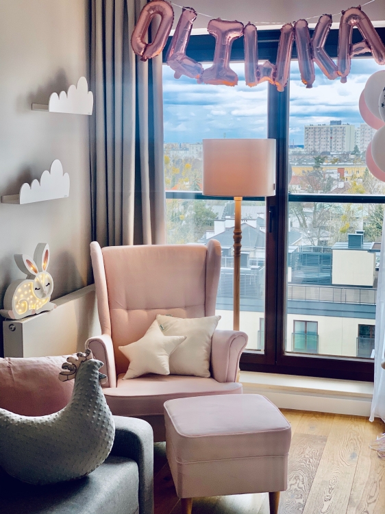 Lampa podłogowa Velvet Pink – elegancka drewniana lampa z aksamitnym abażurem w kolorze pudrowego różu. Idealna do wnętrz urządzonych w stylu retro, boho, hampton lub glamour.