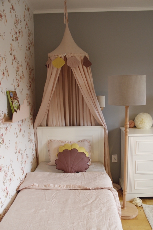 Lampa podłogowa Velvet Beige – elegancka drewniana lampa z aksamitnym abażurem. Idealna do każdego wnętrza w stylu retro, boho, glamour lub hampton.
