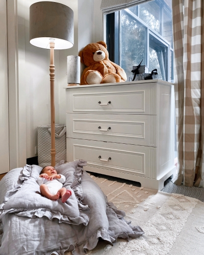 Lampa podłogowa Velvet Szara – elegancka drewniana lampa z aksamitnym szarym abażurem. Idealna do wnętrz urządzonych w stylu retro, boho, hampton lub glamour.