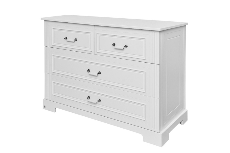 Komoda 4-szufladowa Ines Elegant White z frezowanymi frontami i porcelanowymi uchwytami w kolorze złamanej bieli
