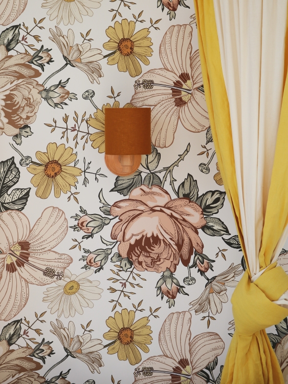Kinkiet lniany musztardowy z naturalnego lnu i drewna bukowego, idealny do dziecięcej sypialni, korytarza lub salonu w stylu boho lub retro.