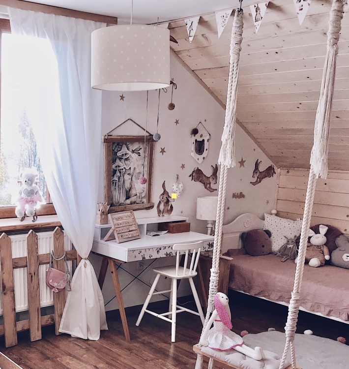 lampa sufitowa beżowa w kropki do pokoju dziecka