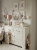 Komoda 4-szufladowa Ines Elegant White z frezowanymi frontami i porcelanowymi uchwytami w kolorze złamanej bieli