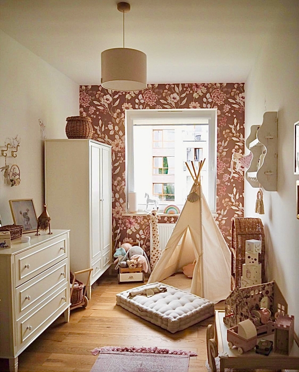 komoda trzydrzwiowa Bianka, styl hampton, kolor złamanej bieli, ręcznie wykonane nóżki, porcelanowe gałki, mebel do pokoju dziecka i niemowlęcia