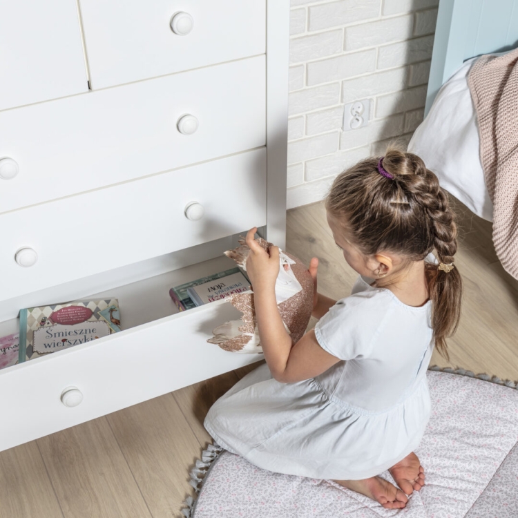 duża biała wysoka komoda 5 szufladowa