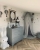 Lampa stojąca retro velvet grey - elegancka lampa stołowa z aksamitnym abażurem i drewnianą podstawą