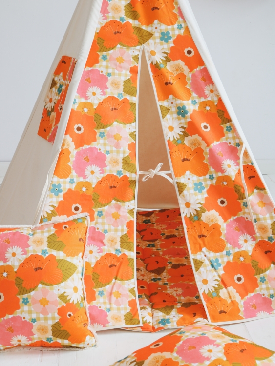Teepee Picnic with the flowers (2)