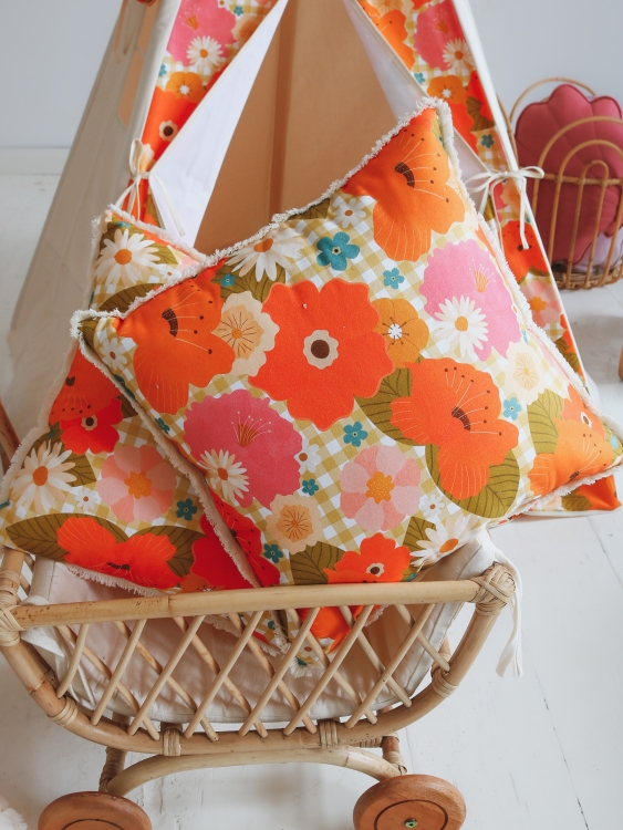 Classic cushion Picnic with the flower