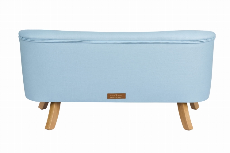Tyl_sofa-blekitny-krotkie-drewniane