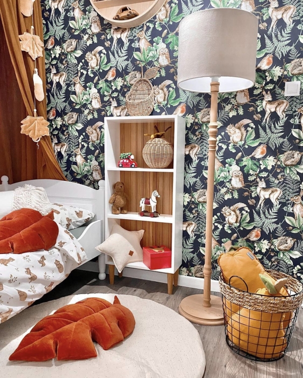 Lampa podłogowa Velvet Cream – elegancka drewniana lampa z kremowym aksamitnym abażurem. Idealna do każdego wnętrza w stylu glamour, retro, boho lub hampton.