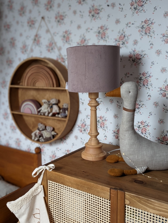 lampka nocna drewniana fioletowa do pokoju dziecka